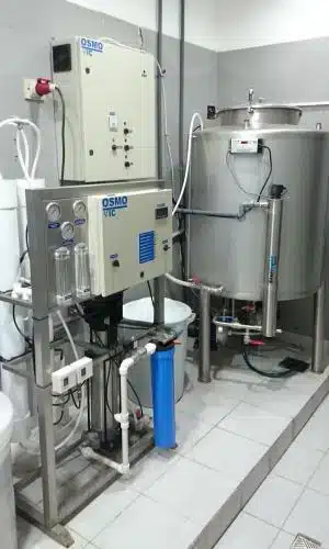 Equipo de Osmosis más Ozonizador en acero inoxidable para uso en Hemodiálisis 