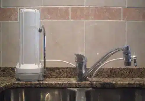 Foto de un Filtro de agua sobre mesada con canilla