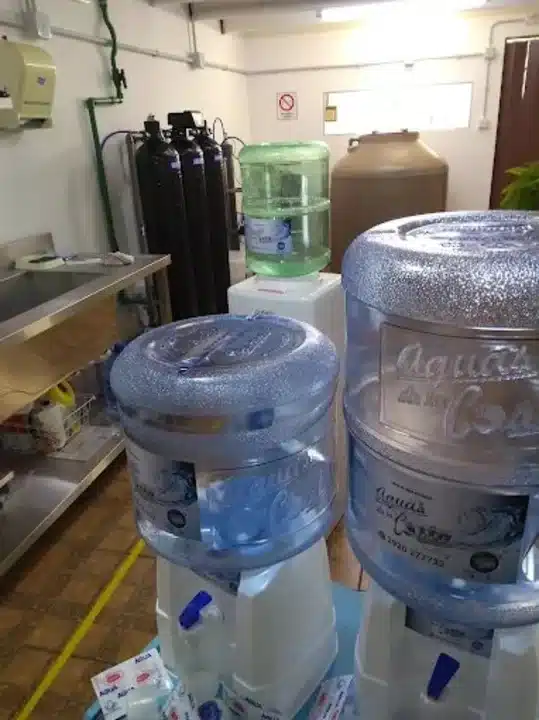 Imagen del un cliente en su Embotelladora de Agua con equipos OSMOVIC