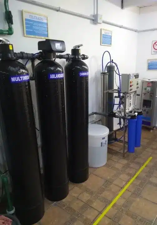 Equipo OSMOVIC para tratar el agua en embotelladora