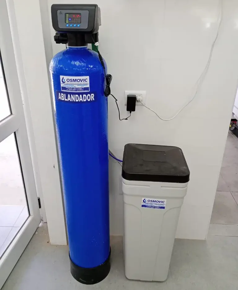 Un ablandador de agua OSMOVIC instalado para una casa familiar
